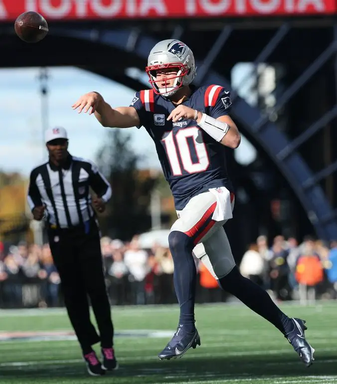 Drake Maye prompts ‘MVP’ chants after throwing 3 TD passes, joining elite company in rout Drake Maye prompts ‘MVP’ chants after throwing 3 TD passes, joining elite company in rout